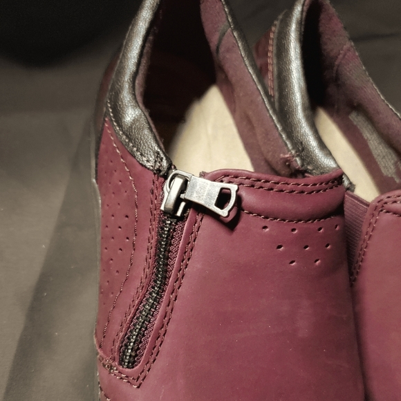 NEW Earth Origins Leather Clogs in Rouge Merlot - Picture 3 of 16